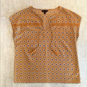 BANANA REPUBLIC New Boho Top.  Crochet and tassel detail. Size Small. Never Worn